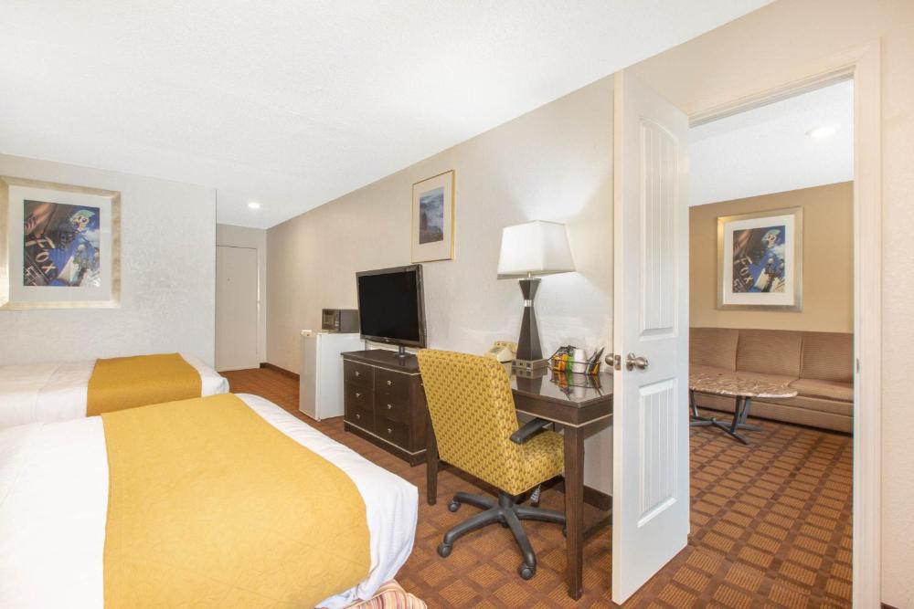 Queen Suite with Two Queen Beds - Non-Smoking interior